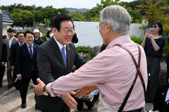 이재명 더불어민주당 대표가 10일 경상남도 양산시 하북면 평산마을에 위치한 '평산책방'을 찾아 문재인 전 대통령과 인사를 나누고 있다. <연합뉴스>